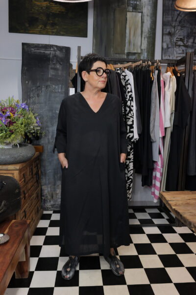 Mankietowa – oversize’owa sukienka bawełniana z artystycznymi mankietami