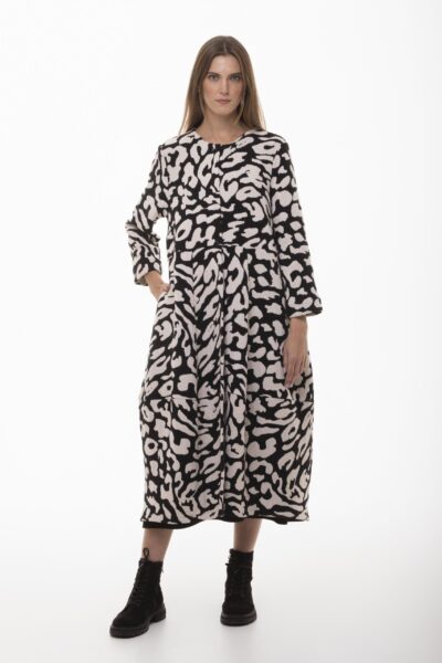 Więź – bawełniana płaszczo-sukienka w czarno-białe wzory